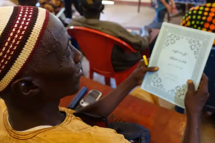 Lire les Écritures Saintes en Mogofin